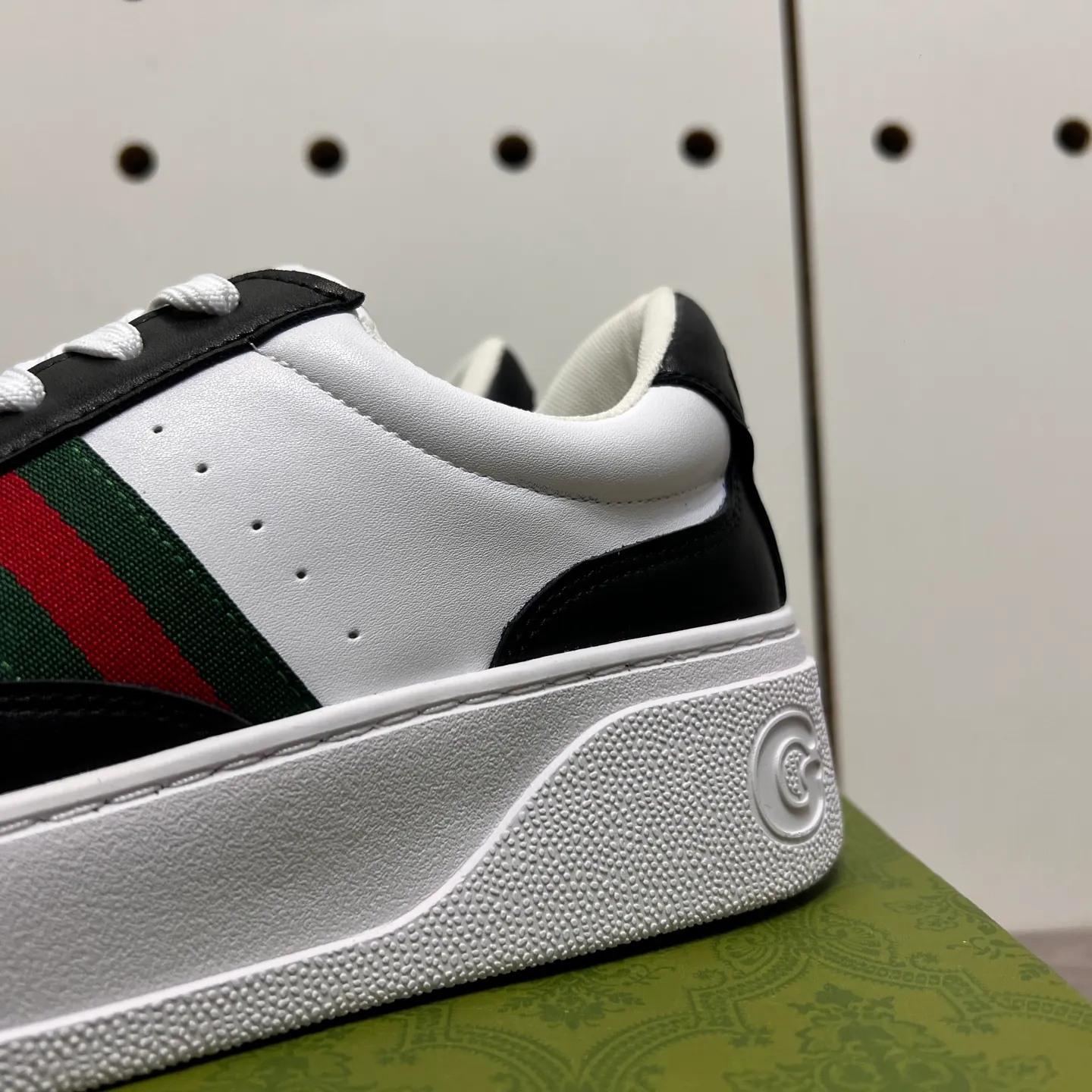 Factory price: 400💰Gucci original quality.~ Unique modern style sneakers. 🏃A must-have casual shoe for trendy men😍😍 Imported cowhide, sheepskin foot pads (refuse to discolor and grind feet) soles: Original soles specially provided by the original factory, French lazy style design ⚠️Fit to the feet, original quality, super comfortable original soles. Just like shooting the real thing 🎬The real thing is better, high-quality sneakers, size: 38-44 (45 and 46 can be customized)